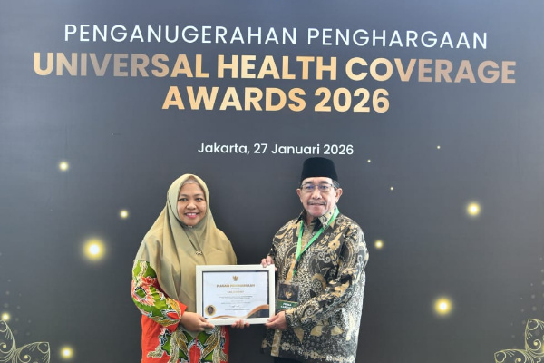 Penghargaan UHC Award 2026 diterima langsung oleh Wakil Bupati Sumenep KH. Imam Hasyim, didampingi Kepala DKP2KB Sumenep serta jajaran pimpinan BPJS Kesehatan setempat.
