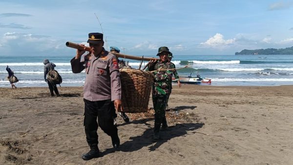 Instruksi Kurve Presiden RI, Polres Trenggalek Canangkan Gerakan Resik-Resik Pantai