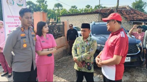 Kapolres Sumenep dan Ibu Bhayangkari Hadir di Tengah Korban Puting Beliung, Camat Pragaan Beri Apresiasi