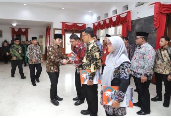 Mas Ipin Lantik Tiga Pejabat Administrator dan Pengawas di Dispora Trenggalek