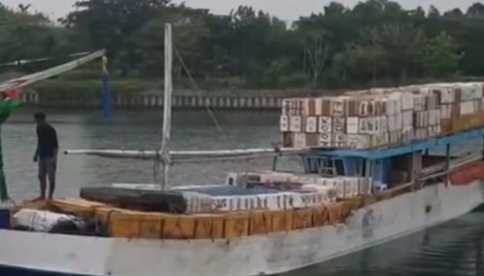 Kapal Motor Kembang Kurma Tenggelam, Empat Awak Diduga Selamat dan Mengapung di Rakit