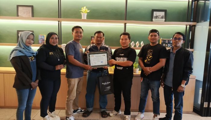 Satu-satunya di Madura: Ketua PWI Pamekasan Terima Penghargaan Asesor Dewan Pers dari JMP