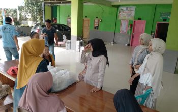 Tak Hanya Sasar Siswa, SPPG Grujugan Kidul 02 Juga Salurkan MBG Pada B3