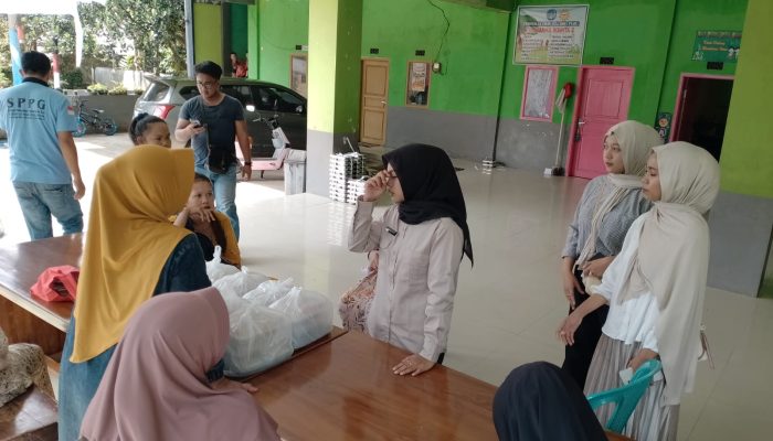 Tak Hanya Sasar Siswa, SPPG Grujugan Kidul 02 Juga Salurkan MBG Pada B3