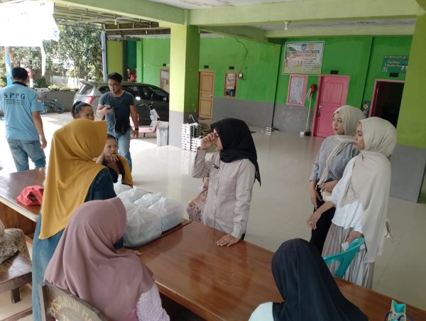 Tak Hanya Sasar Siswa, SPPG Grujugan Kidul 02 Juga Salurkan MBG Pada B3