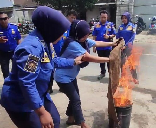 Damkar Bondowoso Datangi SPPG, Sosialisasi Proteksi Kebakaran di Dapur MBG
