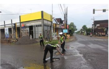 Satlantas Polres Trenggalek Lakukan Pemetaan Jalan Rusak di Ruas Jalan Gandusari 3 Satlantas Polres Trenggalek Lakukan Pemetaan Jalan Rusak di Ruas Jalan Gandusari