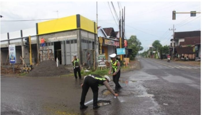 Satlantas Polres Trenggalek Lakukan Pemetaan Jalan Rusak di Ruas Jalan Gandusari