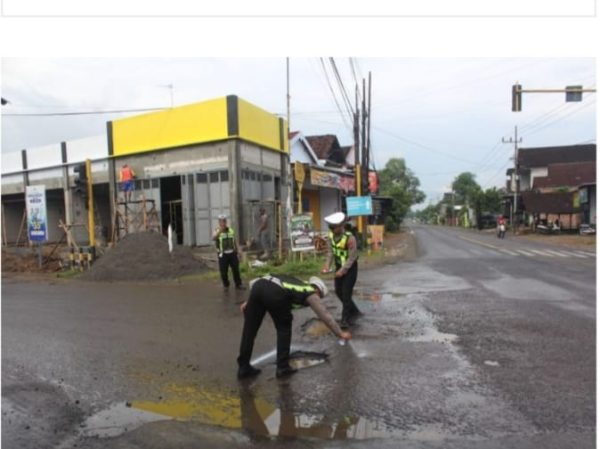 Satlantas Polres Trenggalek Lakukan Pemetaan Jalan Rusak di Ruas Jalan Gandusari