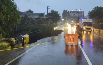 Hujan Deras Picu Jembatan Sukowiryo Ambruk, Akses Jalan Bondowoso - Jember Ditutup Total