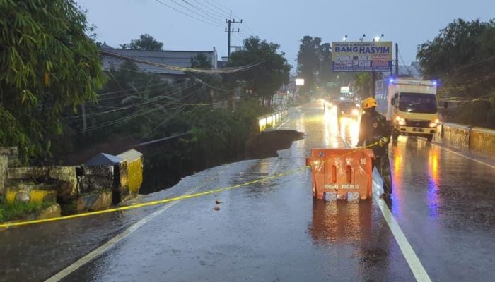 Hujan Deras Picu Jembatan Sukowiryo Ambruk, Akses Jalan Bondowoso – Jember Ditutup Total