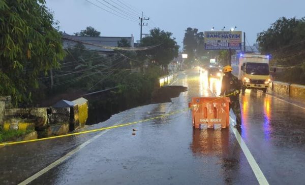Hujan Deras Picu Jembatan Sukowiryo Ambruk, Akses Jalan Bondowoso - Jember Ditutup Total