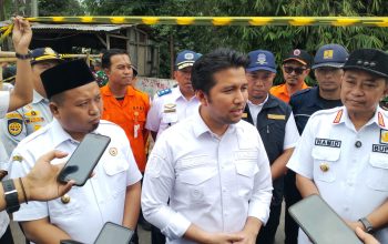 Tinjau Jembatan Ambruk di Bondowoso, Wagub Emil Dorong Pembangunan Dipercepat