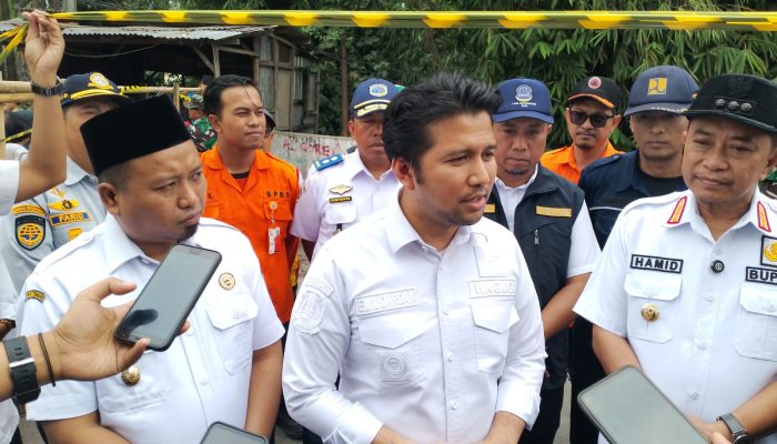 Tinjau Jembatan Ambruk di Bondowoso, Wagub Emil Dorong Pembangunan Dipercepat