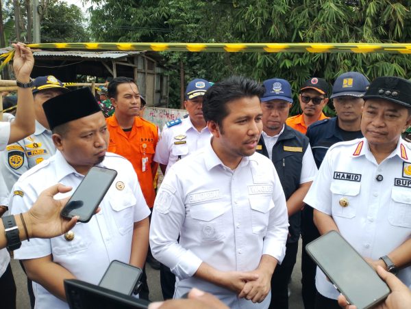 Tinjau Jembatan Ambruk di Bondowoso, Wagub Emil Dorong Pembangunan Dipercepat