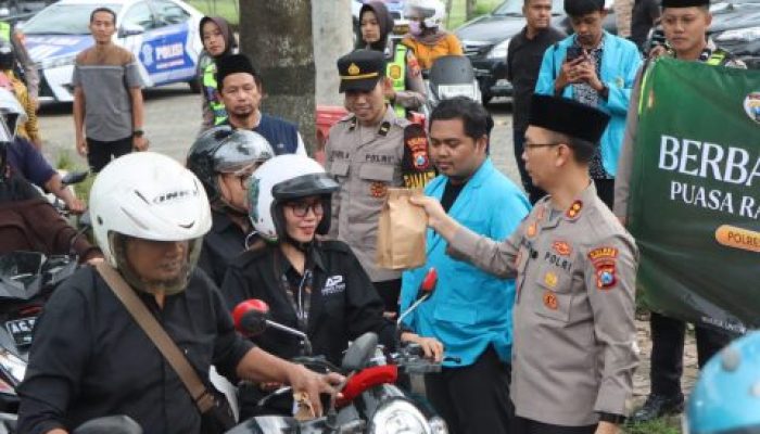 Sinergi Polres Trenggalek, Mahasiswa dan Media, Tebar 200 Paket Takjil di Ramadan 1447 H