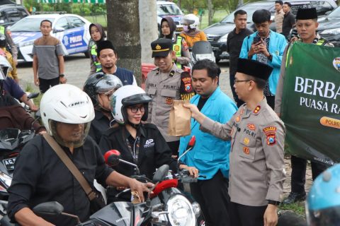 Sinergi Polres Trenggalek, Mahasiswa dan Media, Tebar 200 Paket Takjil di Ramadan 1447 H