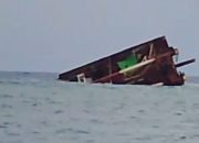 Tongkang Muatan Batu Bara Terbalik di Selat Pulau Mamburit, Seluruh ABK Selamat