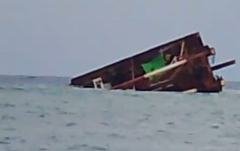Tongkang Muatan Batu Bara Terbalik di Selat Pulau Mamburit, Seluruh ABK Selamat