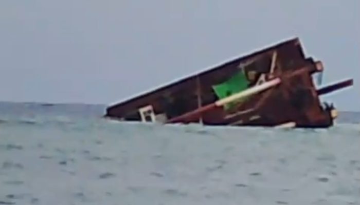 Tongkang Muatan Batu Bara Terbalik di Selat Pulau Mamburit, Seluruh ABK Selamat