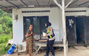Ramadan Berbagi, Polres Trenggalek Salurkan Puluhan Bantuan Sembako kepada Warga