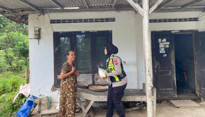 Ramadan Berbagi, Polres Trenggalek Salurkan Puluhan Bantuan Sembako kepada Warga