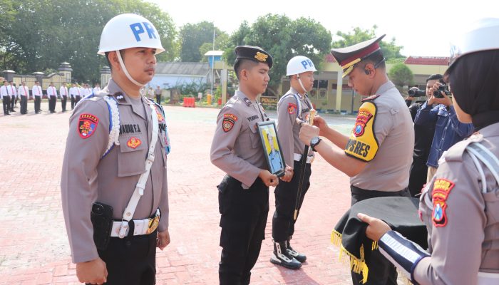 Kenaikan Pangkat dan PTDH Warnai Upacara Polres Sumenep, Kapolres: Penghargaan dan Sanksi Harus Berjalan Seimbang