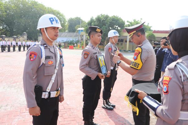 Kenaikan Pangkat dan PTDH Warnai Upacara Polres Sumenep, Kapolres: Penghargaan dan Sanksi Harus Berjalan Seimbang
