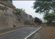 Longsor Tutup Total Jalur Nasional Trenggalek–Ponorogo, Batu Raksasa Menggelinding ke Badan Jalan 10 Longsor Tutup Total Jalur Nasional Trenggalek–Ponorogo, Batu Raksasa Menggelinding ke Badan Jalan