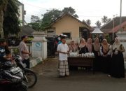 Pererat Silaturahmi, Pemerintah Kecamatan Tamanan Bagikan Ratusan Paket Takjil Kepada Pengguna Jalan