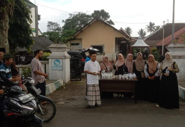 Pererat Silaturahmi, Pemerintah Kecamatan Tamanan Bagikan Ratusan Paket Takjil Kepada Pengguna Jalan