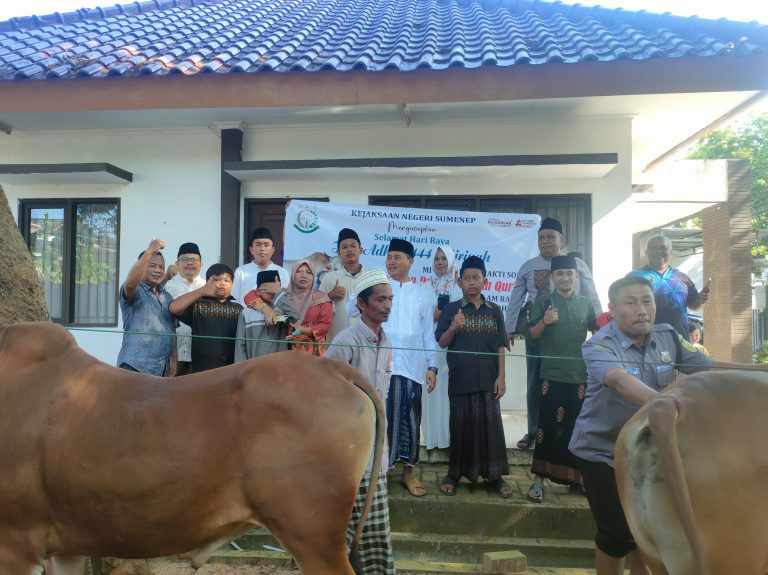 Momen Idul Adha dan Hari Bakti Adhyaksa ke 63, Kejari Sumenep Potong 2 Ekor Sapi untuk Kurban