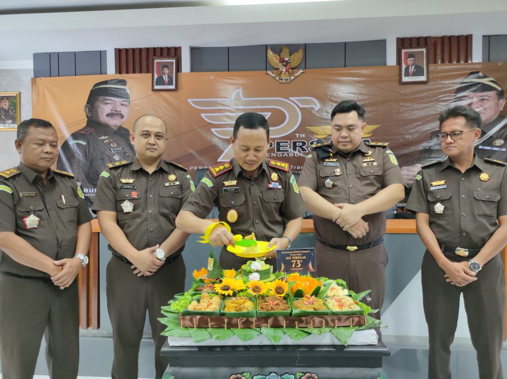 HUT Persaja ke-73, Kajari Sumenep Ingatkan Jaksa Tentang Hukum Berkeadilan dan Bacakan Amanat Kejagung RI 2 HUT Persaja ke-73, Kajari Sumenep Ingatkan Jaksa Tentang Hukum Berkeadilan dan Bacakan Amanat Kejagung RI
