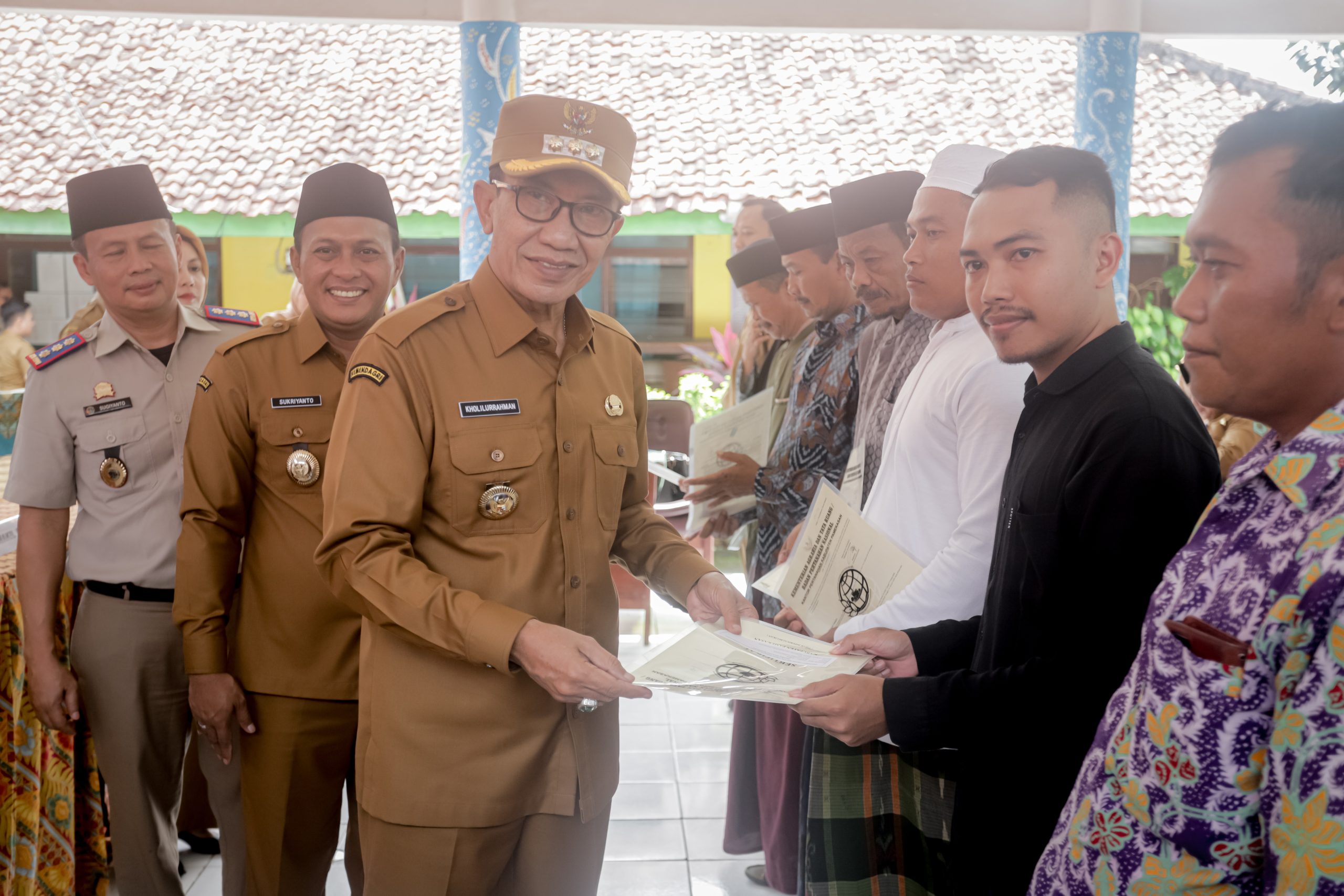 Kompak, Bupati - Wabup Pamekasan Serahkan Sertifikat Tanah kepada Warga 1 IMG 1649 scaled