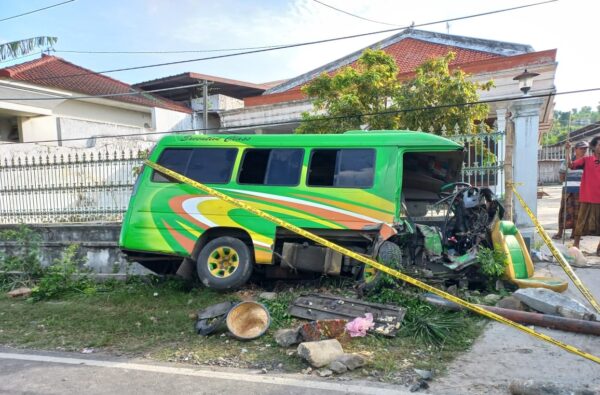 Laka Lantas, 2 Orang Penumpang Minibus di Sumenep Meninggal Dunia