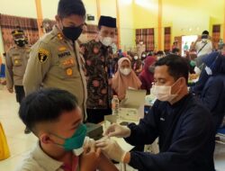 Genjot Kekebalan Komunal, Kapolres Sampang Tinjau Vaksinasi 1500 Pelajar SMA/SMK