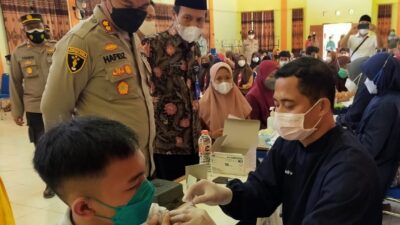 Genjot Kekebalan Komunal, Kapolres Sampang Tinjau Vaksinasi 1500 Pelajar SMA/SMK