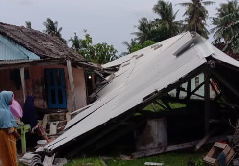 Dua Rumah Warga Desa Saseel Kecamatan Sapeken Roboh Diterjang Angin