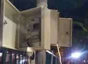 Carut Marut Penataan PKL, Dua Instalasi listrik Rumah Tangga Nempel di Tiang PJU Pemerintah, ULP PLN Pamekasan Tak berhak Menertibkan