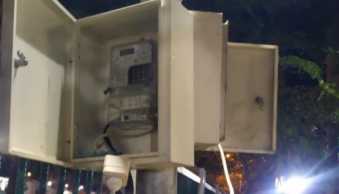 Carut Marut Penataan PKL, Dua Instalasi listrik Rumah Tangga Nempel di Tiang PJU Pemerintah, ULP PLN Pamekasan Tak berhak Menertibkan
