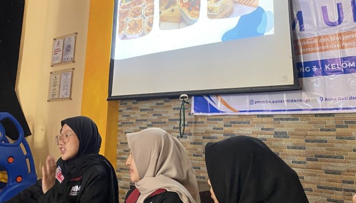 Sosialisasi Pembuatan Roti Tawar Tanpa Pengawet dan Olahan Roti Tawar Bersama Mahasiswa PMM UMM