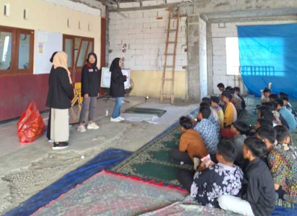 Mahasiswa PMM UMM Berupaya Meningkatkan Keterampilan Literasi, Penumbuhan Karakter dan Pembuatan Ecobrick pada Peserta Didik SDIT Ibnu Hajar 1 Mahasiswa PMM UMM Berupaya Meningkatkan Keterampilan Literasi, Penumbuhan Karakter dan Pembuatan Ecobrick pada Peserta Didik SDIT Ibnu Hajar