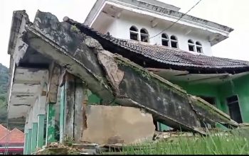 Atap Beton Masjid Baitul Falah di Sumenep Ambruk, Warga Bingung Tempat Ibadah Jelang Ramadhan