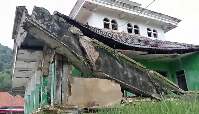 Atap Beton Masjid Baitul Falah di Sumenep Ambruk, Warga Bingung Tempat Ibadah Jelang Ramadhan