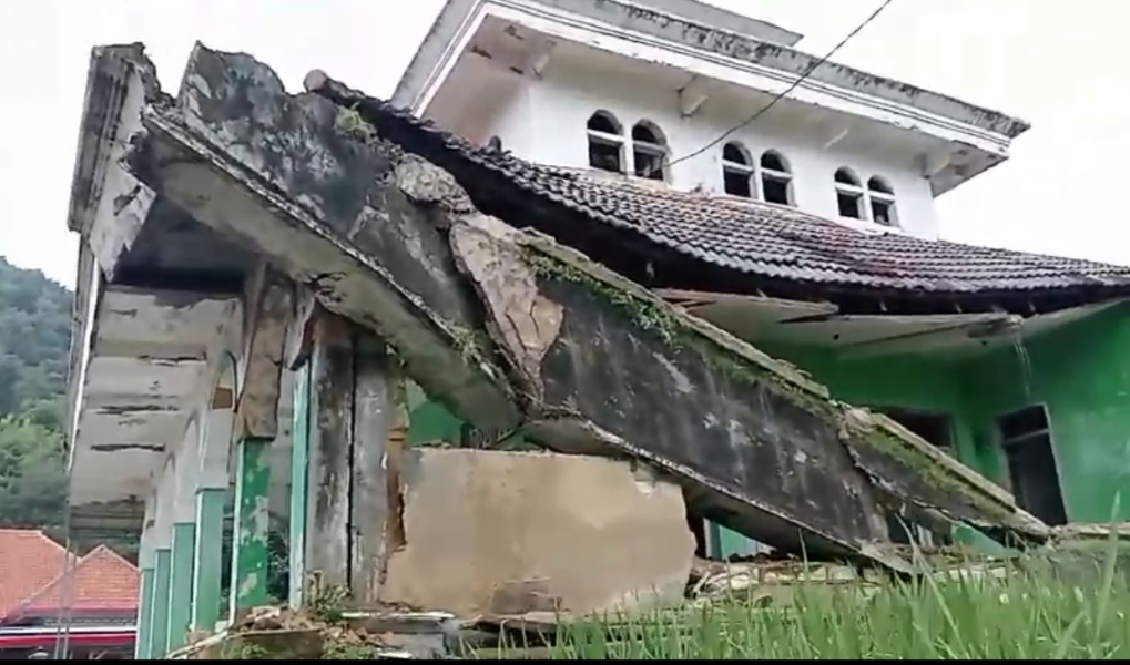 Atap Beton Masjid Baitul Falah di Sumenep Ambruk, Warga Bingung Tempat Ibadah Jelang Ramadhan