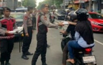 Polres Tulungagung Bagi-bagi Takjil ke Pengendara Jelang Buka Puasa di Jalan Ahmad Yani Timur