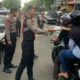 Polres Tulungagung Bagi-bagi Takjil ke Pengendara Jelang Buka Puasa di Jalan Ahmad Yani Timur