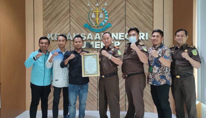 Kajari Sumenep Terima Piagam Penghargaan Penegakan Hukum dari Aktivis Centris Jawa Timur