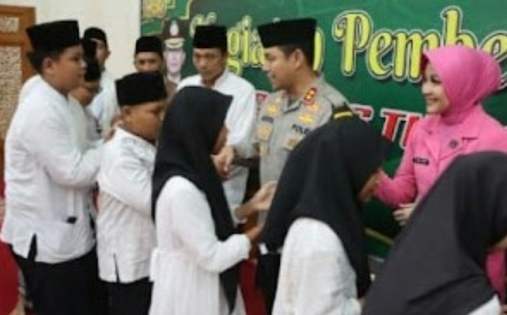 Kapolres Tulungagung Gelar Doa dan Berikan Taliasih Kepada Anak Yatim Wujud Kepedulian Kepada Sesama di Bulan Ramadhan