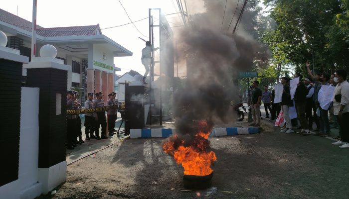 Aktivis Dear Jatim Demo Kejari Sumenep Terkait Korupsi di BSI